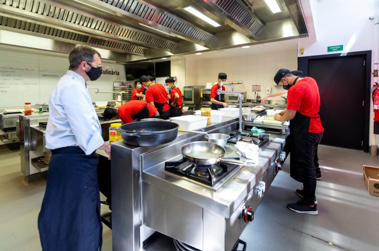 Fotografía de: Coca-Cola y el CETT se alían con otros actores privados para impulsar el talento joven con dificultades para acceder al mercado laboral con el proyecto GIRA Jóvenes | CETT